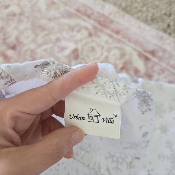 Snowflake Patterned Napkins - Picture 5 of 6